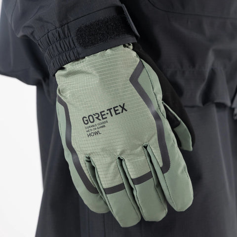 Howl Helm GORE-TEX Glove in Sage – on hand
