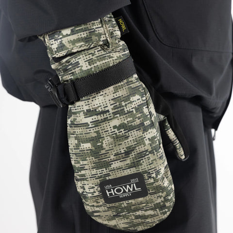 Howl Fairbanks Mitt in Glitch Camo – on hand