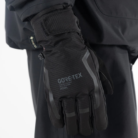Howl Helm GORE-TEX Glove in Black – on hand