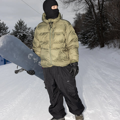 Howl Insulated Cargo Pant in Black – on snow
